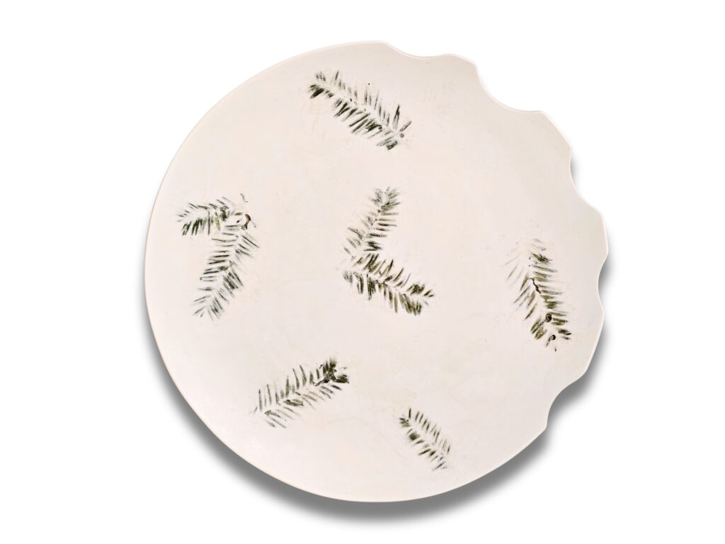Assiettes originales en jesmonite et porcelaine de Limoges. Un nouvel art de la table