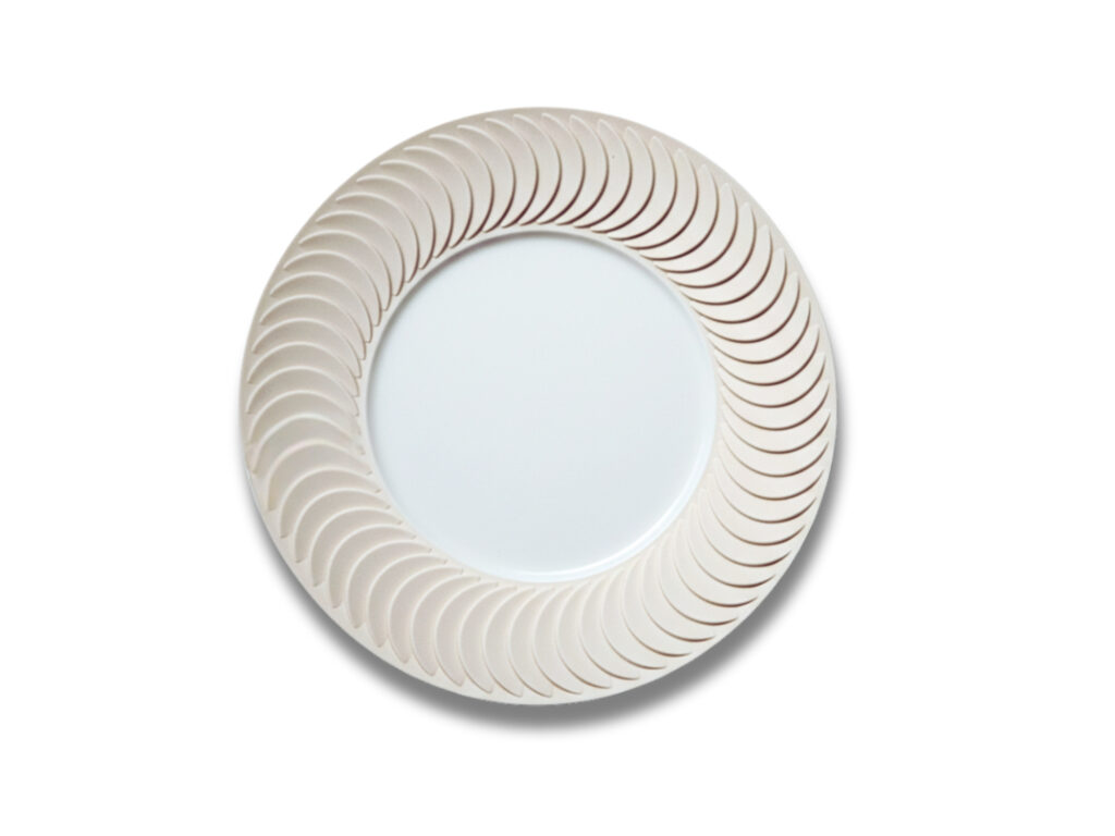Assiettes originales en jesmonite et porcelaine de Limoges. Un nouvel art de la table