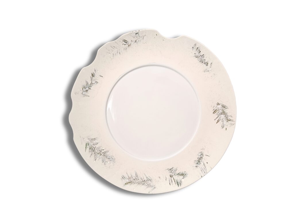 Assiettes originales en jesmonite et porcelaine de Limoges. Un nouvel art de la table