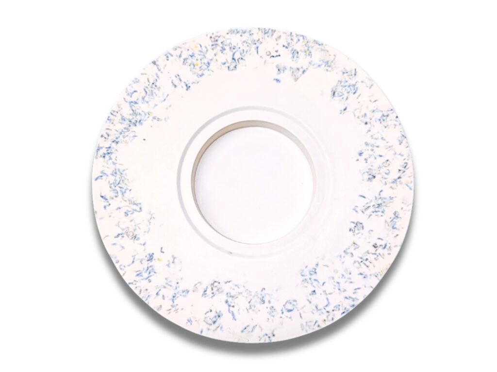 Assiettes originales en jesmonite et porcelaine de Limoges. Un nouvel art de la table