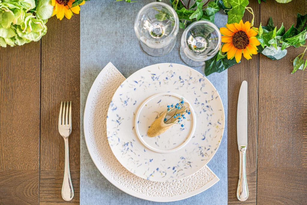 Assiettes originales en jesmonite et porcelaine de Limoges. Un nouvel art de la table