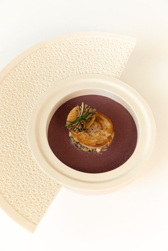 Assiettes originales en jesmonite et porcelaine de Limoges. Un nouvel art de la table