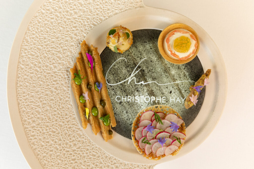 Assiettes originales en jesmonite et porcelaine de Limoges. Un nouvel art de la table