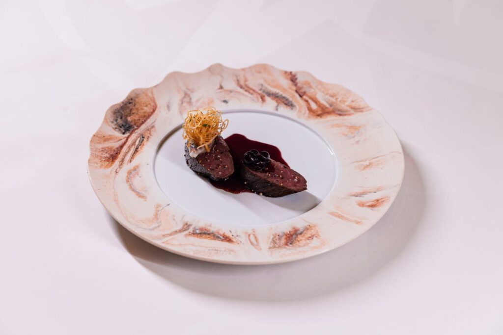 Assiettes originales en jesmonite et porcelaine de Limoges. Un nouvel art de la table