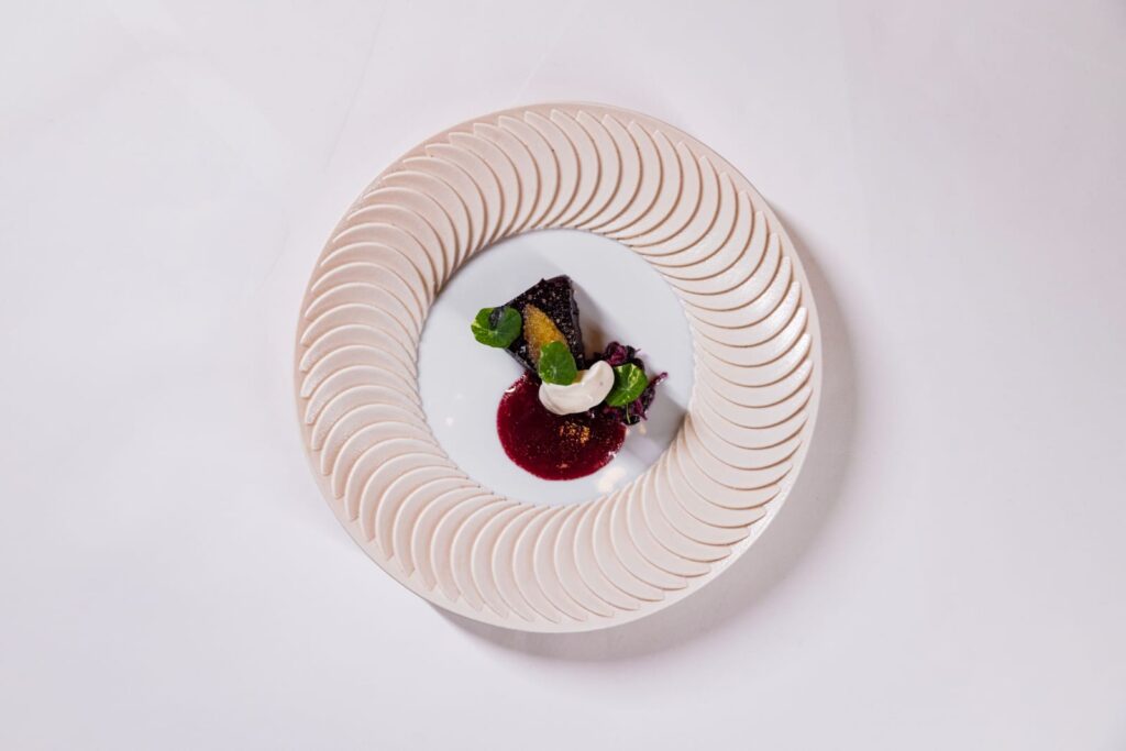 Assiettes originales en jesmonite et porcelaine de Limoges. Un nouvel art de la table