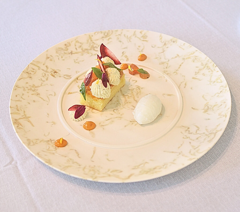 Assiettes originales en jesmonite et porcelaine de Limoges. Un nouvel art de la table