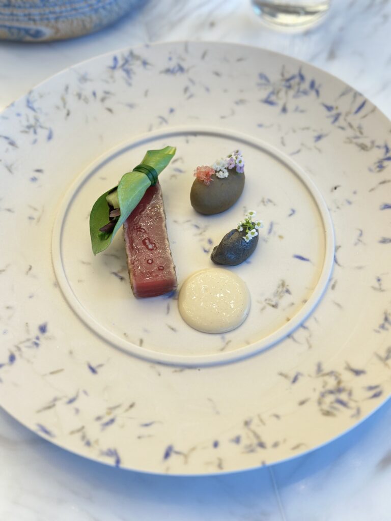 Assiettes originales en jesmonite et porcelaine de Limoges. Un nouvel art de la table